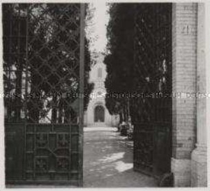 Rom, Päpstliches Athenaeum SantAnselmo (Internationale Hochschule des Benediktinerordens), Eingang zum Kloster