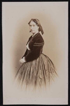Porträt Mariette (Marietta) Ambrogio geborene Pecci (nachgewiesen 1839-um 1865; Solotänzerin). Albuminabzug auf Karton (Carte-de-visite mit Atelieraufdruck verso)