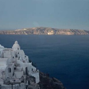 Thera = Santorini. Sonnenaufgangsblick von Firá auf Akrotírion