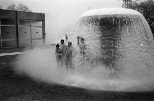 Badebetrieb im Rheinhafenbad