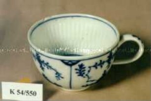 Tasse mit Dekor Gebrochener Stab und Strohblumenmuster