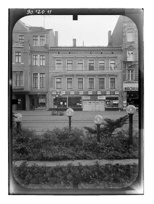 Brandenburg an der Havel, Hauptstraße 30. Wohnhaus mit Laden. Straßenfront