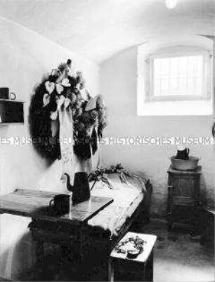 Zur Gedenkstätte umgestaltete Haftzelle von Ernst Schneller in der Nationalen Mahn- und Gedenkstätte Sachsenhausen
