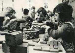 Kindergartenkinder spielen mit Bausteinen