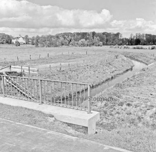Beste: Flussregulierung: Blumendorf: rechts und links Weiden und Zäune: vorn Brücke der Bundesstraße B 404: links Brückengeländer mit Betonsockel: hinten links Herrenhaus Blumendorf und daneben Park