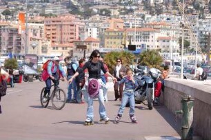 Nizza - Promenade : Rollschuhläufer, Radfahrer auf der Promenade des Anglais in Nizza. 2006