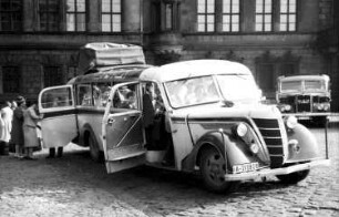 Dresden: Reiseautobus vor der Abfahrt