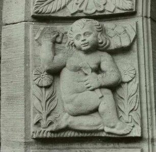 Dresden-Loschwitz, Kügelgenstraße, Nr. 12, Haus Höhne, Portal, Detail: Putto mit Gabel