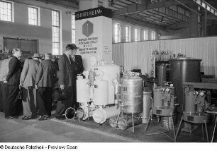 Besucher der Leipziger Herbstmesse am Stand der Knapsack-Griesheim Aktiengesellschaft Werk Griesheim-Autogen