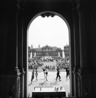 Zwinger Ballettprobe : Ballettprobe vor dem Wallpavillon im Dresdner Zwinger