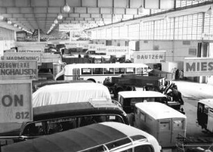 Berlin: Automobilausstellung; Halle mit Lastautos