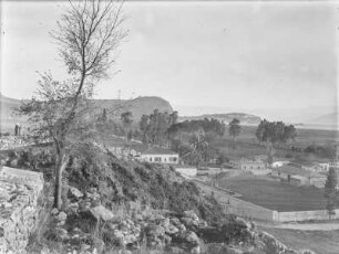 Gehöft : Ein Gehöft am Fuße der antiken Stadt Tiryns