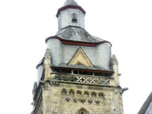 Stadtkirche - Kirchturm von Osten mit Obergeschoß (Ballustrade) und verschieferter Glockenstube mit Dachtürmchen