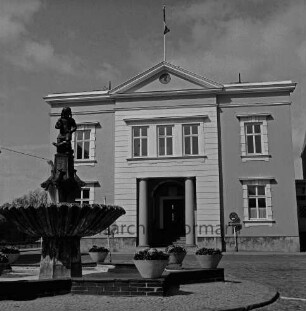 Historisches Rathaus: Hagenstraße / Marktplatz: links Gänseliesel-Brunnen mit Blumenschmuck