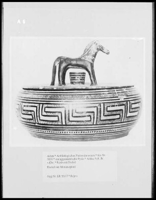 strenggeometrische Pyxis — Deckel mit Miniaturpferd —