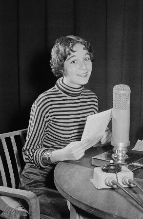 Portrait der Stadtfunksprecherin Christine Nitsche vor einem Mikrophon im Studio im Neuen Rathaus