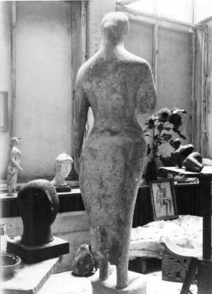 Atelieraufnahme mit Skulptur - Prof. Bernhard Heiliger, Atelier (1915-1995) (1)