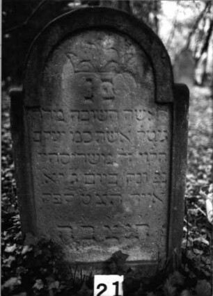 Grabstein 21 (Index: 99804091) Material: Sandstein Zustand: gut Maße HxBxT: 103x58x11 cm Beschreibung: Stele mit eingezogenem Rundbogen und profiliertem Rand Symbolik: Krone: Grabstein 21