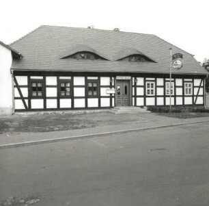 Goyatz-Guhlen, Am Dorfplatz 28. Gasthaus "Mocho" (um 1800). Eingangsseite
