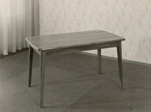 Couchtisch : Couchtisch (1956; Entwicklungsstelle Zeulenroda) in Ausstellungskoje