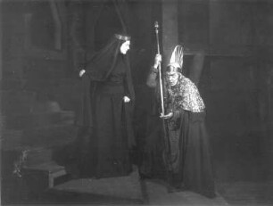 Nibelungen (3. Abteilung). Trauerspiel von Friedrich Hebbel. Staatsschauspiel Dresden, Neueinstudierung 12.03.1929 mit Musik von Arthur Chitz : In Etzels Burg. Antonia Dietrich als Kriemhild und Willi Kleinoschegg als König Etzel