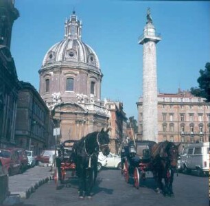 Rom. Kirche Santissimo Nome di Maria al Foro Traiano (18. Jh.) und Trajanssäule (98-117 n. Chr.)
