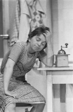 Szenenbilder aus "Wehe dem, der träumt" (Le voci di dentro) von Eduardo de Filippo. Kammerspiele (Deutsches Theater) Berlin, 10.06.1958 : Mit Margarete Körting, Rudolf Wessely als Alberto Saporito, Amy Frank als Rosa, Lilly Schmuck als Maria, Walter Lendrich als Carlo, Werner Pledath, Antje Ruge, Heinz Voss, Ulrich Thein als Luigi, Fritz Links als Portier Michele u. a.