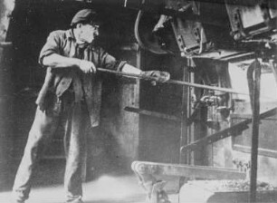Dresden-Reick. Gaswerk Reick. Heizer vor der Dampfkesselfeuerung