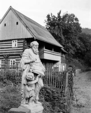 Bensen, Statue vor Umgebindehaus : Bensen (Benešov nad Ploucnicí/Tschechische Republik). Skulptur vor einem Umgebindehaus