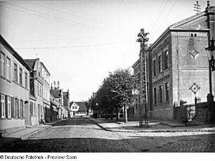 Blick zum Pferdemarkt, rechts Schule (Nr. 5)