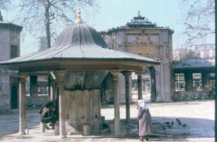 Istanbul. Reinigungsbrunnen im Hof der Eyüp-Sultan-Moschee