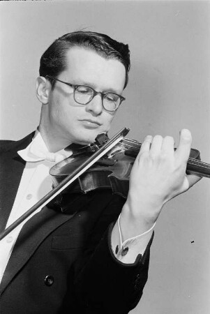 Reinhard Ulbricht, Geige spielend. Fotografie von Richard Peter jun., um 1955