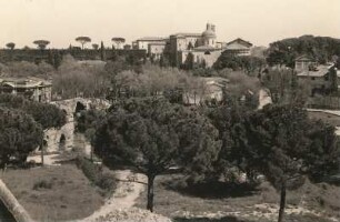 Rom. Blick vom Palatin nach Osten zum Monte Celio mit Sankt Giovanni e Paolo und dem ehemaligen Kloster der Passionisten