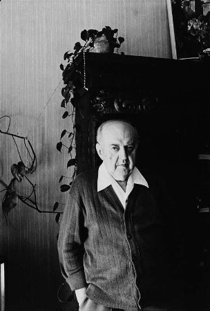 Der Schriftsteller Wilhelm Tkaczyk in seiner Wohnung