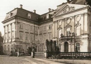 Schloss Joachimstein : Radmeritz (heute: Radomierzyce), Schloss Joachimstein (Pałac Radomierzyce), Ostflügel und Mittelrisalit mit Portal von Nordwesten