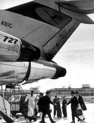 Hamburg. Flughafen Fuhlsbüttel. Das Flugzeug, eine Boeing 727 der Lufthansa, wird vor dem Start einer Kontrolle unterzogen. Die Crew trifft sich am Flugzeug