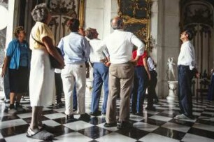 Touristen in der Ausstellung des Neuen Palais in Potsdam