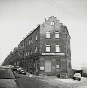 Reichenbach, Wohnhaus : Reichenbach. Wohnhäuser zum Teil mit Läden. Hospitalstraße /Ecke Wiesenstraße. Um 1900. Eckansicht