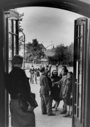 Hamburg-Eimsbüttel. Tag "Heim der Offenen Tür" im Jugendheim Bundesstrasse 101.Jugendliche treffen sich vor dem Eingang