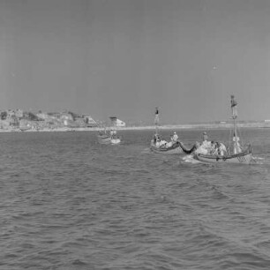 Fischerboote im Hafen von Nessebar. Heimkehrende Küstenfischer auf dem Schwarzen Meer, an der Bucht von Burgas