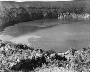 Explosionskrater des Parangueo : Blick auf einen Kratersee
