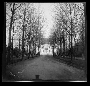 Phalempin (Dep. Nord, Frankreich): Villa ("Offiziers-Speiseanstalt") in einer Parkanlage (Vorderansicht, Distanzaufnahme)