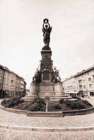 Freiburg: Verkehrsschild [Halteverbot] vor Siegesdenkmal