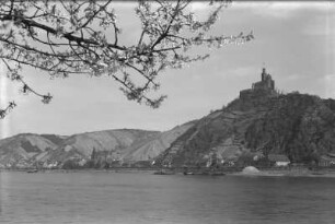Braubach am Rhein mit Marksburg : Braubach am Rhein mit St. Barbarakirche und der Marksburg. Blick vom linken Rheinufer