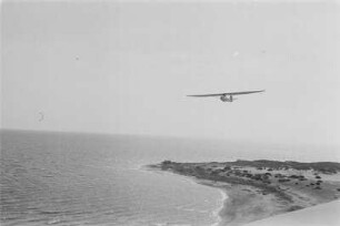 Segelflugzeug über der Haffküste : Segelflugzeug über dem sogenannten Niddener Haken an der Haffküste in Nida von der Wanderdüne aus.