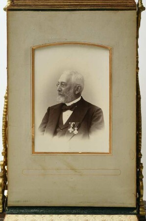 1. Portrait: Otto Siebdrat, Oberregierungsrat und ehemaliger Gewerbeinspektor : Patentierter Bilderständer. "In Ehrerbietung gewidmet von den Gewerbeinspektoren des Königreichs Sachsen"