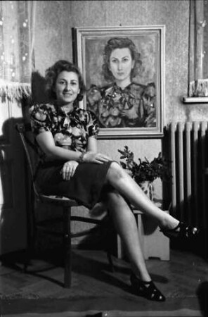 Bukarest: Frau Bogdan, vor Gemälde von Magdalena Radulescu