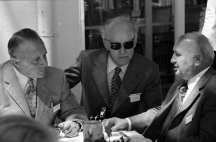24. Tagung 1974 Chemiker; Kaffeeempfang Hotel Tannenhof: Ernst O. Fischer mit zwei Herren