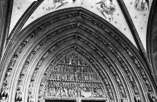 Freiburg: Gotischer Bogen des Portals mit Figurenfries