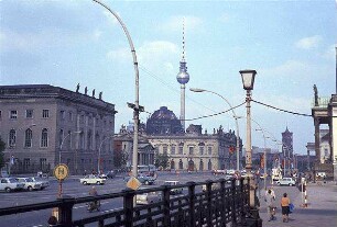 Berlin: Ost; Unter den Linden; Zeughaus und Fernsehturm